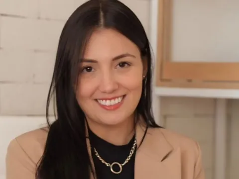 Mayara Prado sorrindo no consultório